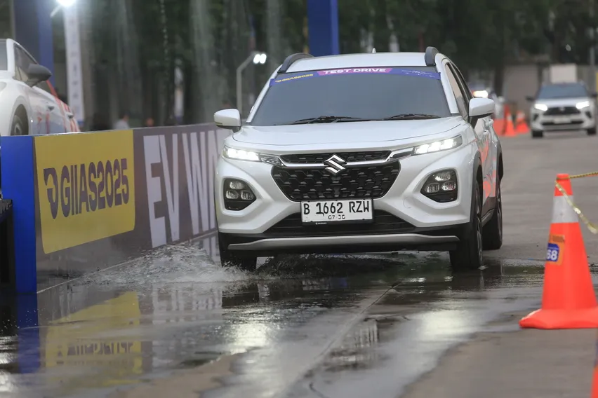 Suzuki Fronx: Crossover Gesit Paling Pas untuk Jalanan Padat di Perempatan Pasar Tanjung Jember