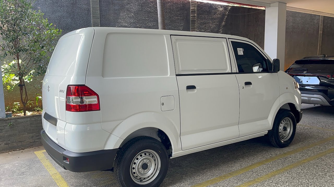 Suzuki APV Arena Blind Van: Solusi Tepat untuk Distribusi Paket Kilat di Pusat Kota Lumajang