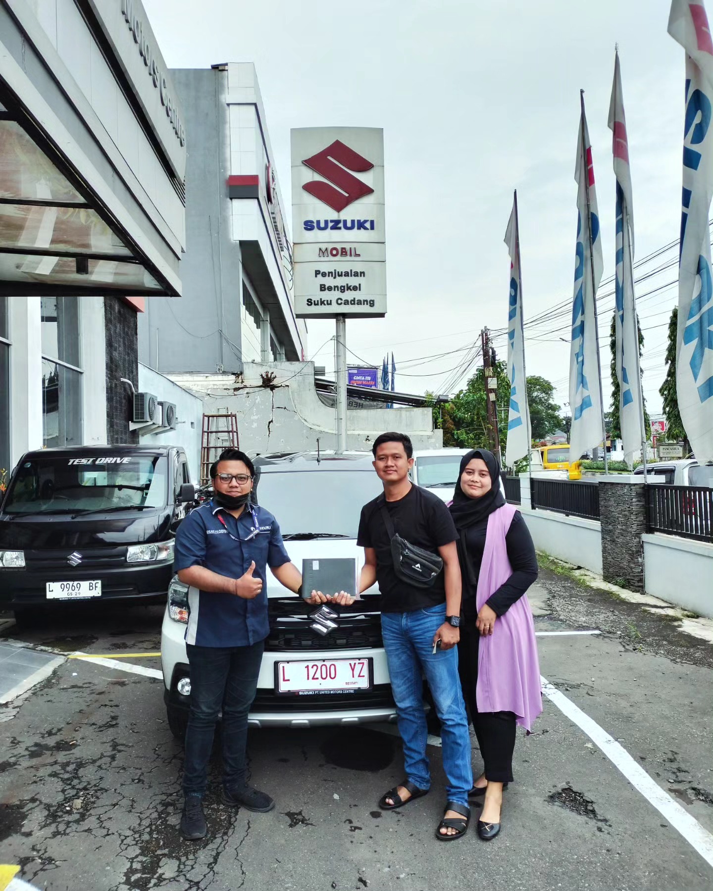 Suzuki Jember - Terimakasih Konsumen Terbaik atas Pembelian New Suzuki XL7 Alpha Hybrid AT Putih TwoTone